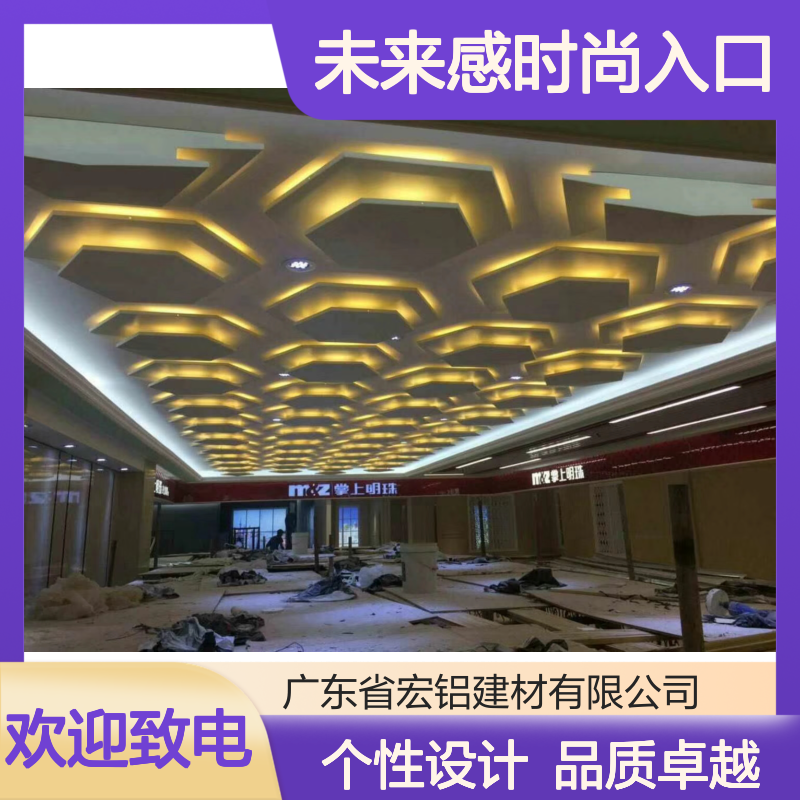 金属色店面映衬复古街景，打造未来感时尚入口 规格 木纹