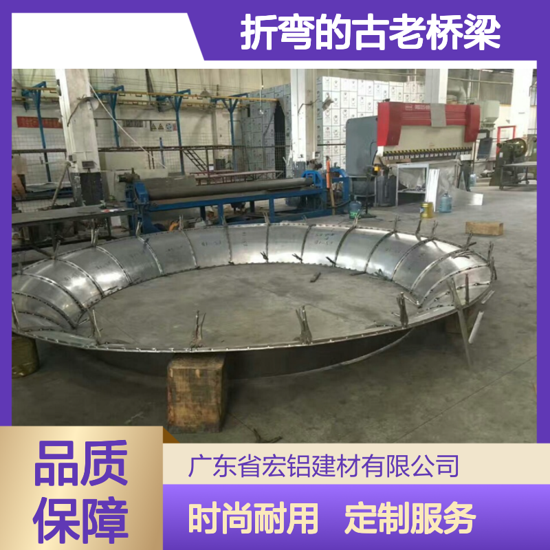青色折弯的古老桥梁映衬在晨雾缭绕的江南水乡 产品造型 定制加工