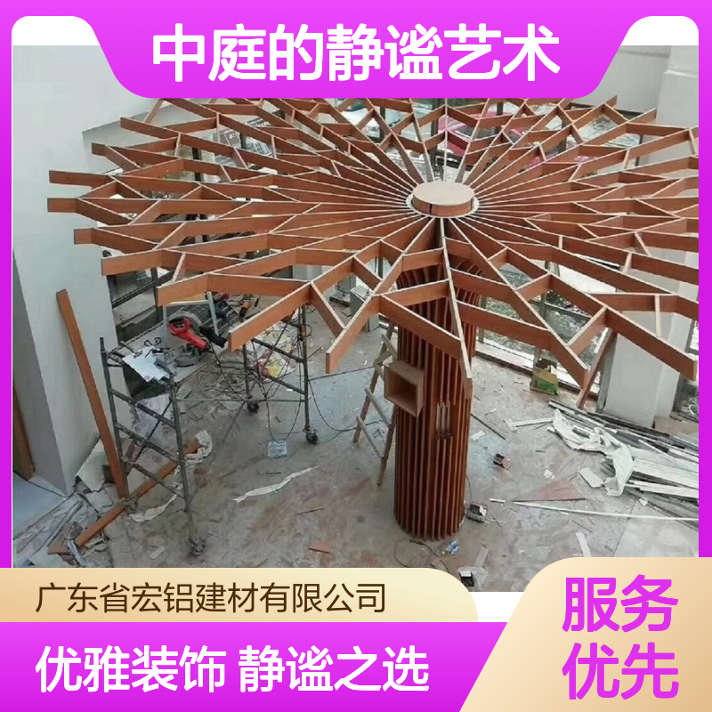 白色中庭的静谧艺术：光影与雕塑的梦幻交响 颜色 仿竹纹