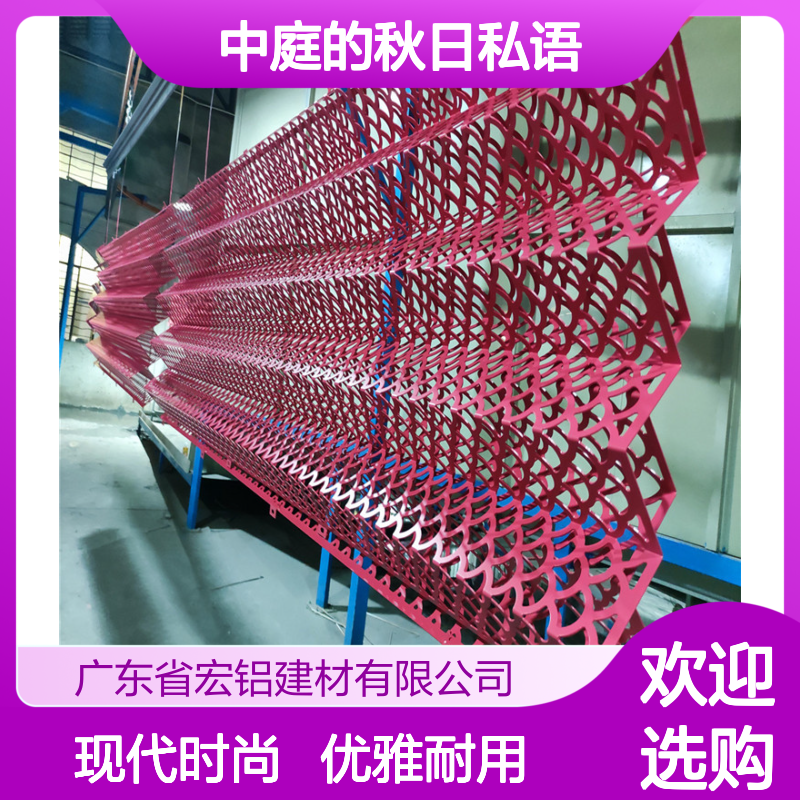 咖色中庭的秋日私语：古木参天下的午后光影与落叶之舞 规格 氟碳
