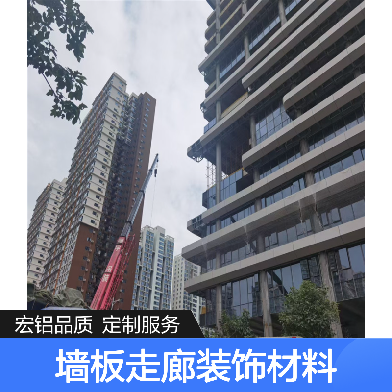 宏铝品牌银灰色冲画铝板墙板走廊装饰材料定制