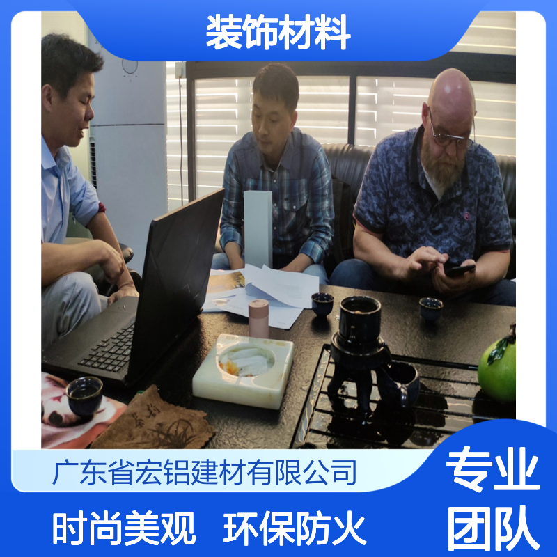 绿色高光色映衬自然美景，展现生态旅游新风尚 用途 装饰材料