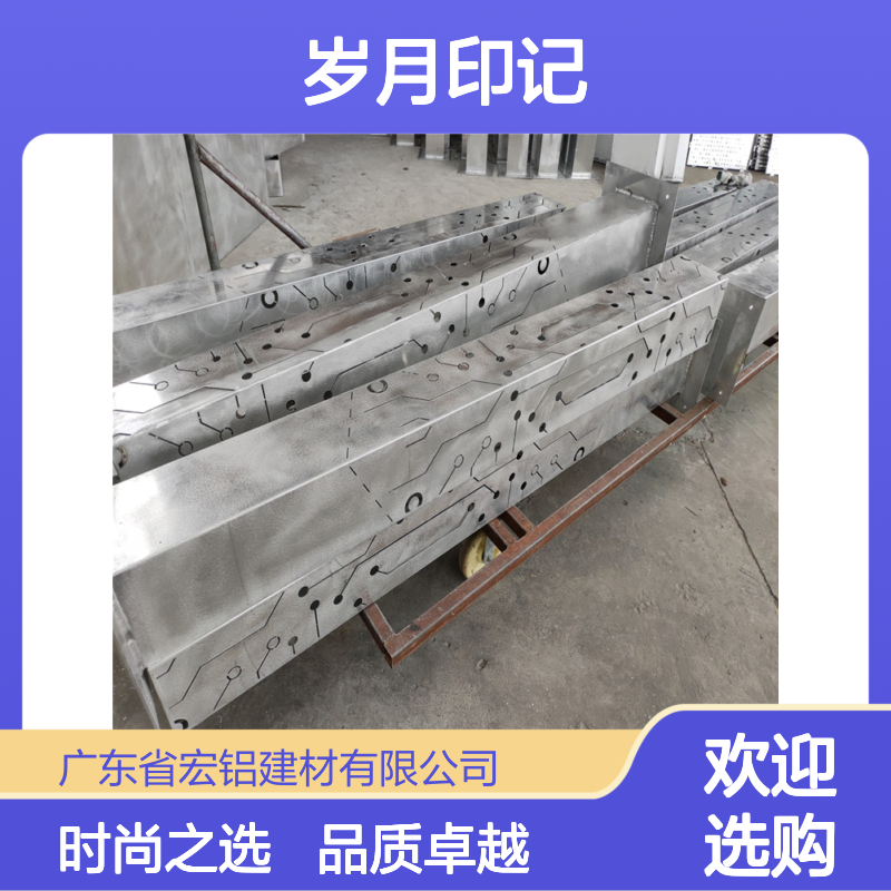 棕色喷漆的岁月印记：古朴街景的复新艺术 材料名称 铝板天花