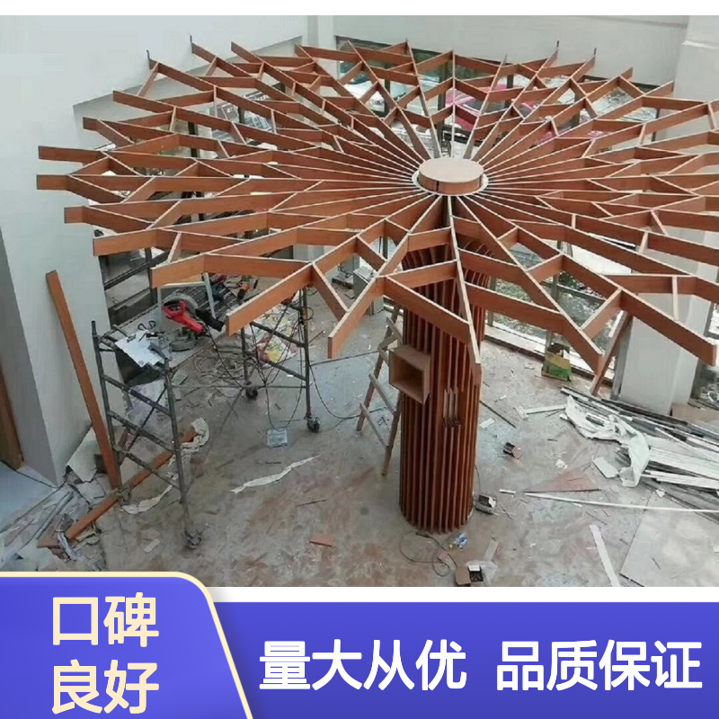 红色铝板吊顶 岁月故事呈现 轻质高强 耐腐蚀易清洁 现代经典风