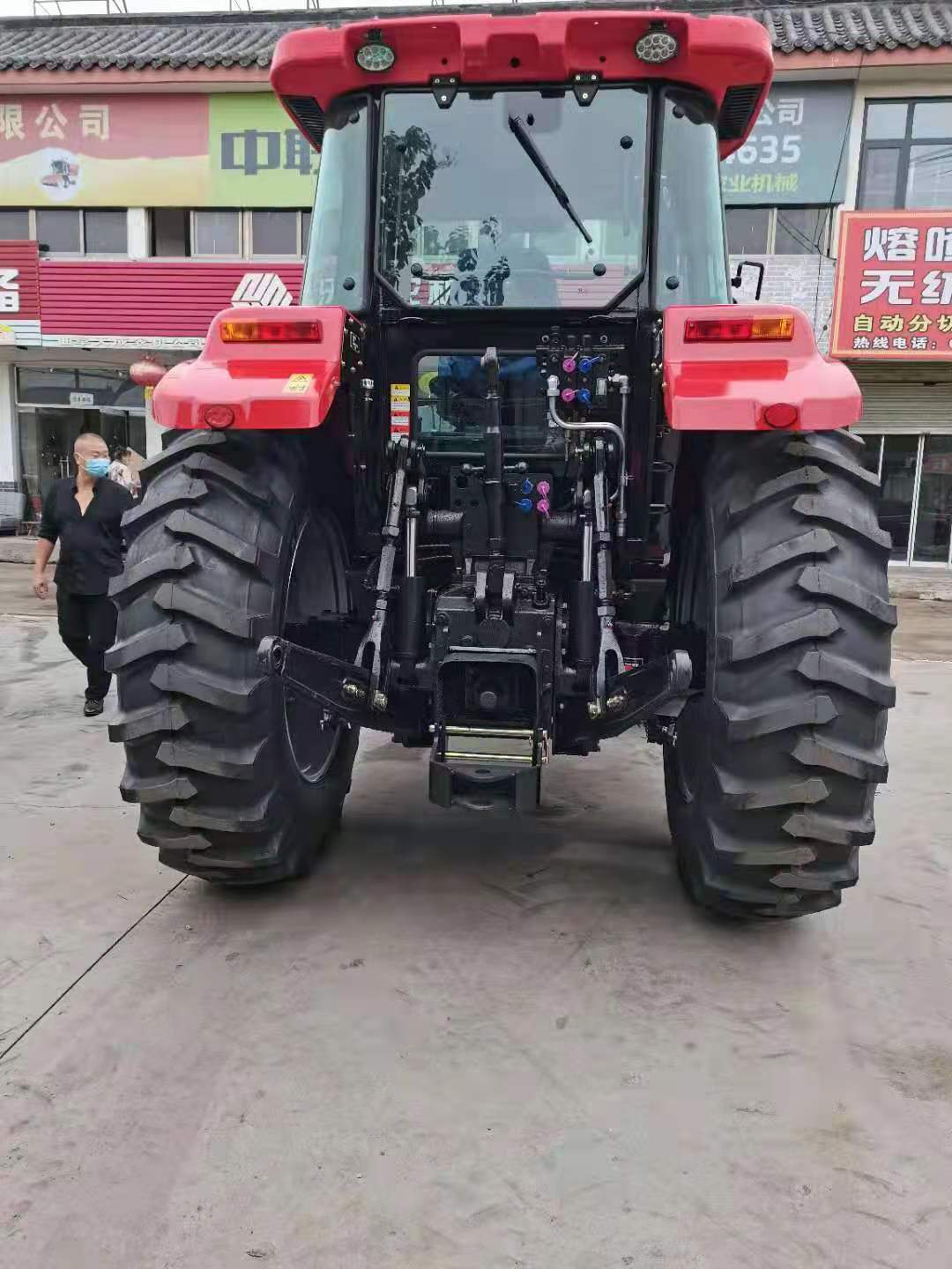 Dongfanghong LN2004 tractor has a six cylinder turbocharged engine and a 16+8 shuttle gear for more convenience