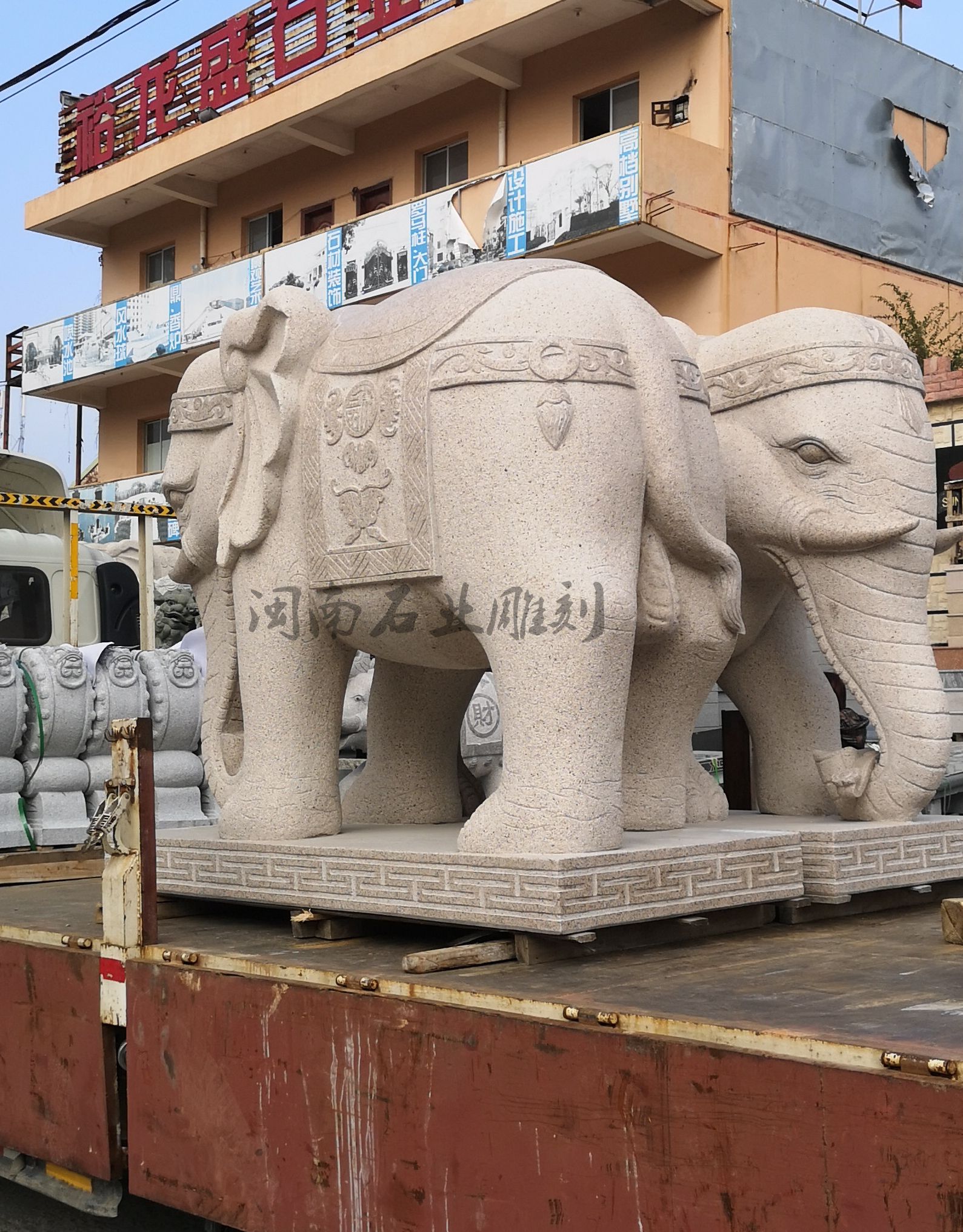 Garden decoration, stone carving, animal placement, blue stone, elephant-shaped, beautiful appearance, free installation at doorstep