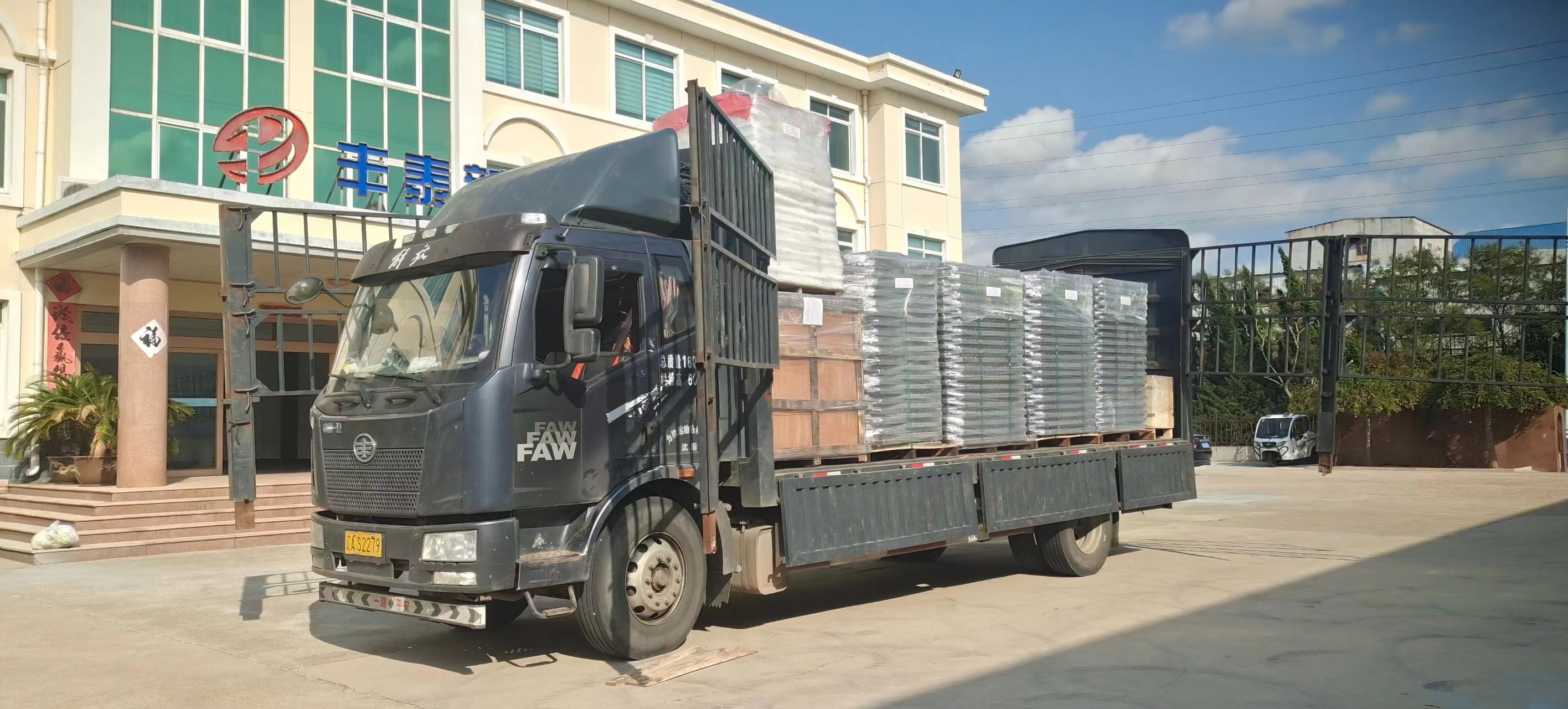 Delivery of non-metallic chain scraper supporting equipment for deep treatment room of chain scraper scraper