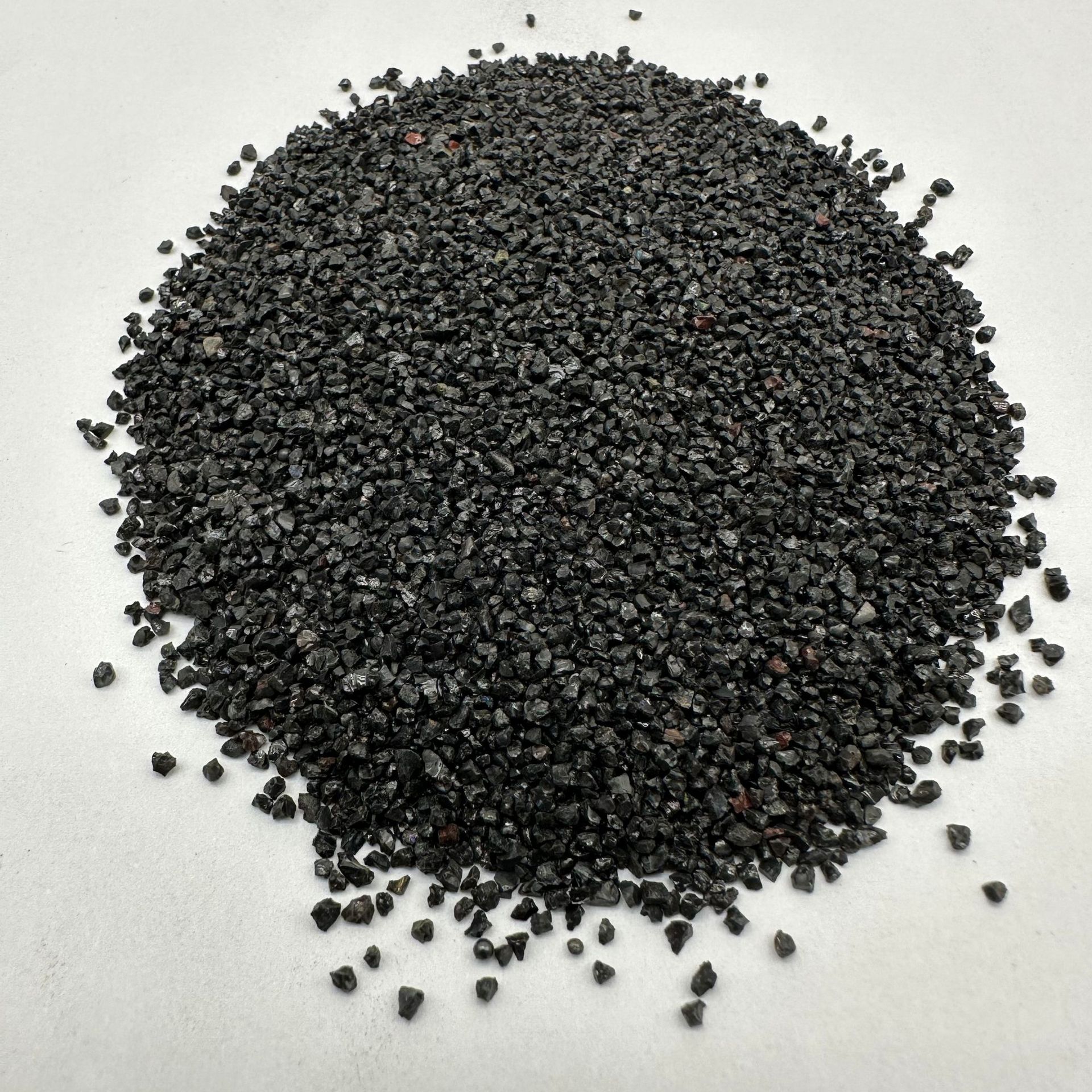 Manufacturer provides emery sand blasting, rust removal, bright black sand grinding tools, abrasives, refractory materials, wear-resistant floor aggregates