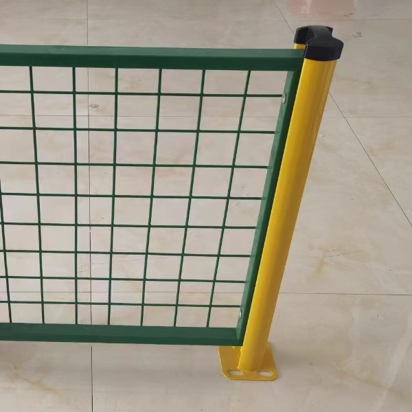 Highway anti glare mesh steel plate mesh tensile welding peach shaped pipe frame isolation mesh