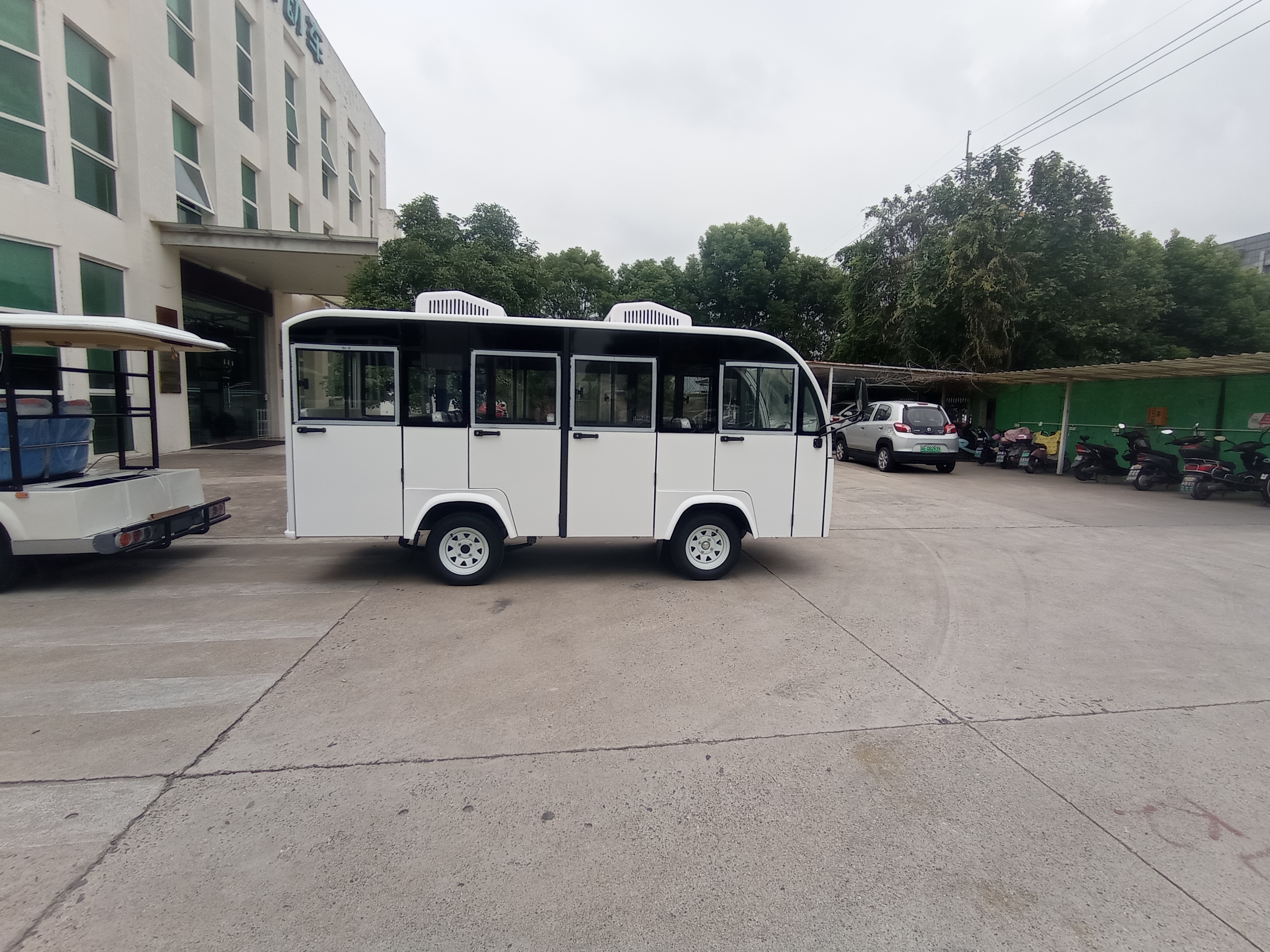 11 seat semi glass door sightseeing car Likai fully enclosed electric sightseeing car aluminum alloy doors and windows battery Tour bus service