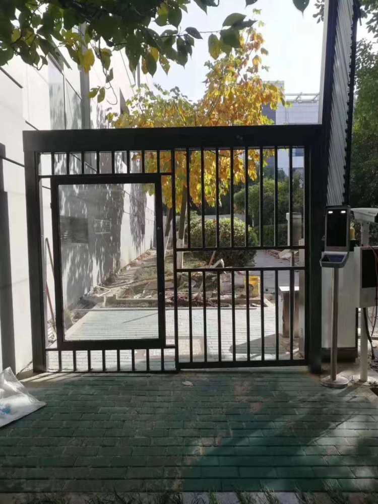 广告双开平移门 小区人行通道栅栏门电动伸缩门 产品关键词:小区人行通道栅栏门每平米价格;双开栅栏平移门