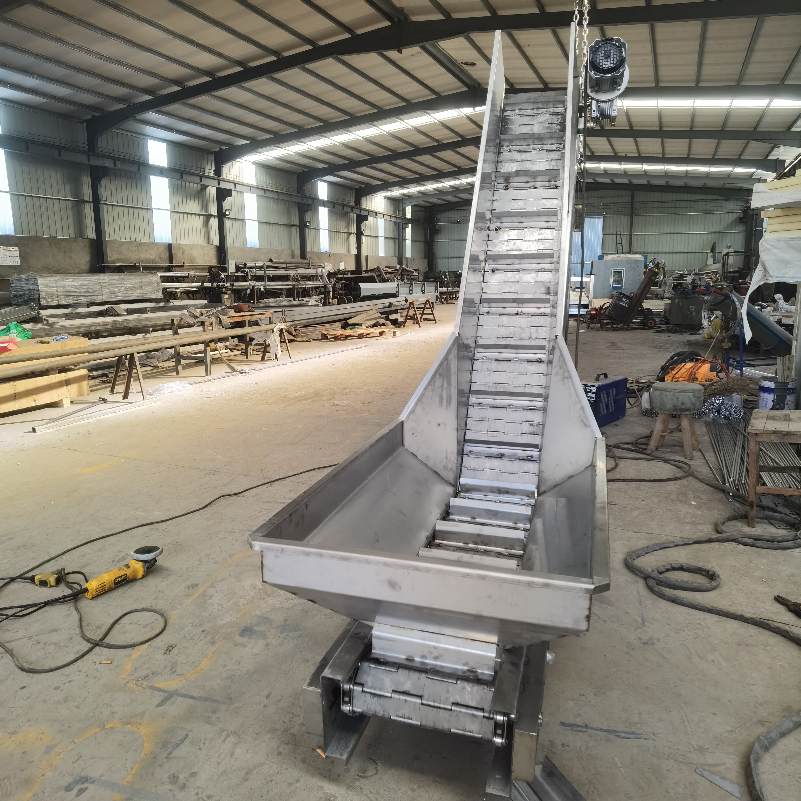 Xinshuntong Stainless Steel Chain Plate Conveyor Industrial Material Handling Machine Mobile Loading Climbing Elevator Customizable