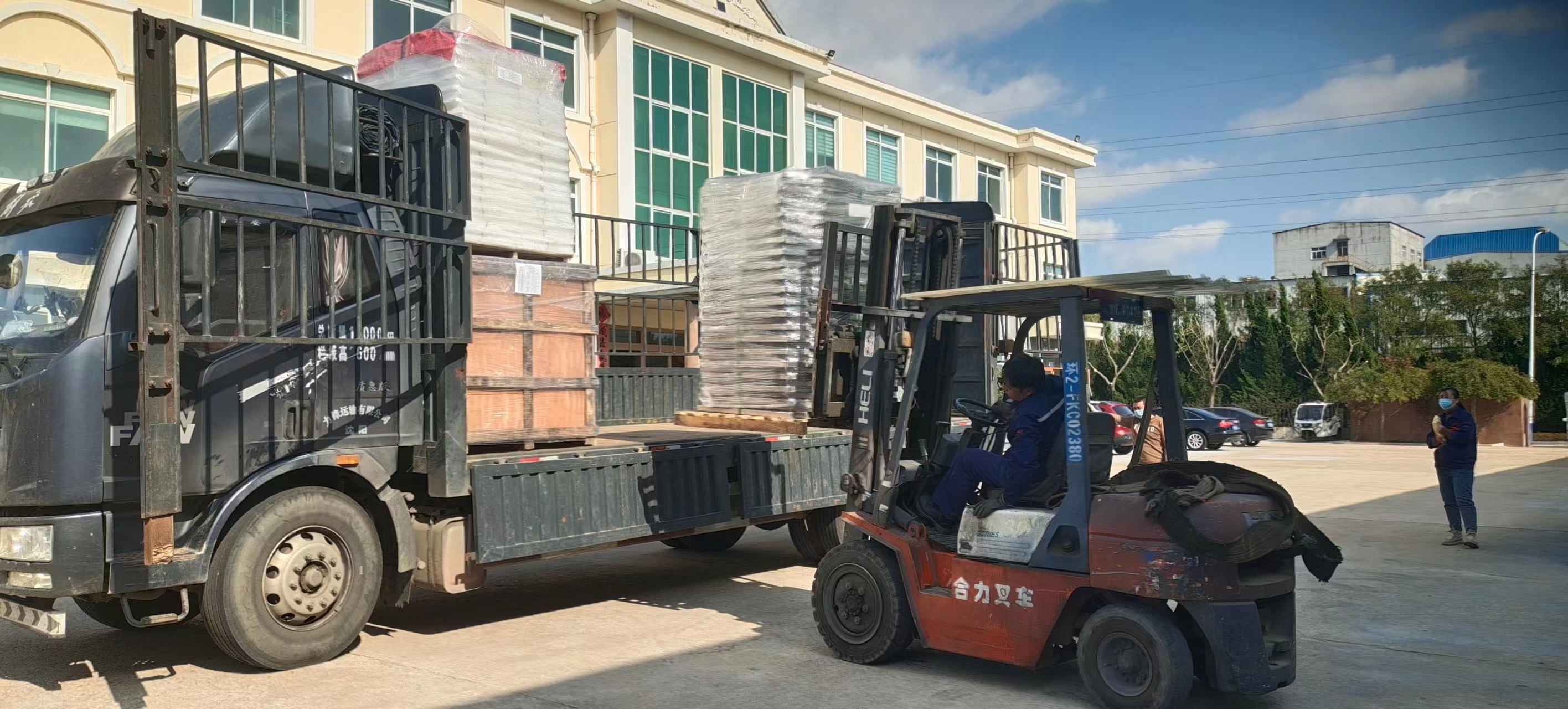 Delivery of non-metallic chain scraper supporting equipment for deep treatment room of chain scraper scraper