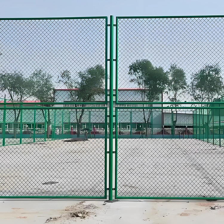 篮球场勾花网围栏 学校运动场地包塑钢丝围网 结构稳固 兴旭