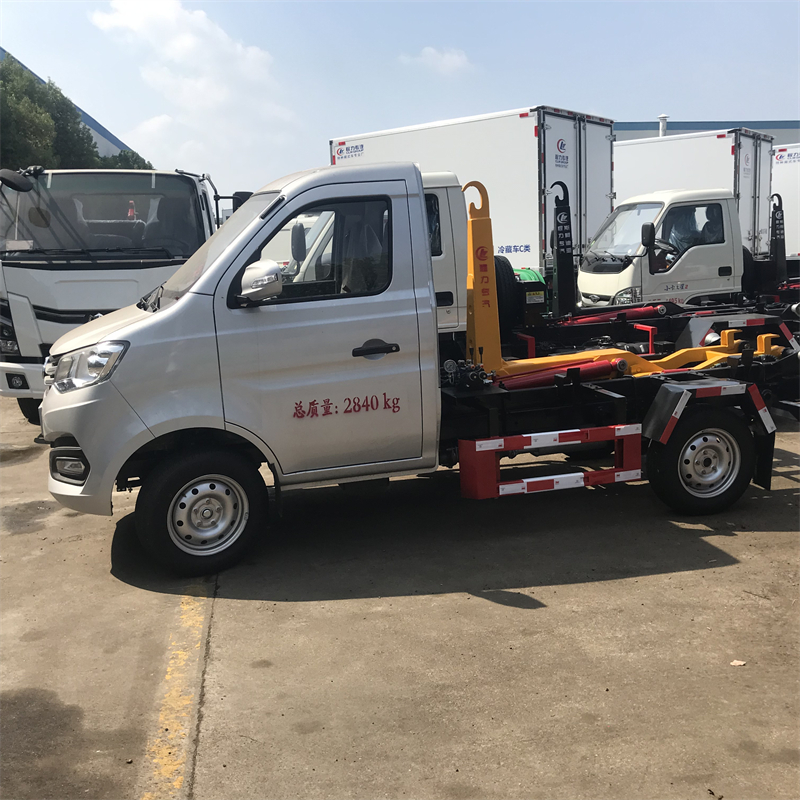 Fukuda Mini Card Heart 2600 wheelbase carriage detachable hook arm garbage truck beautifies rural and urban transportation