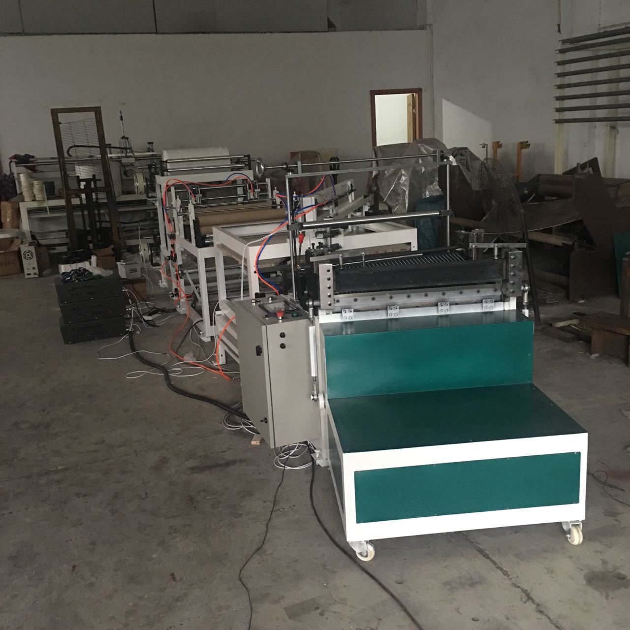 Fully automatic non-woven bag machine, triangular bag cutting machine, flower bag making machine, supporting customized production line equipment