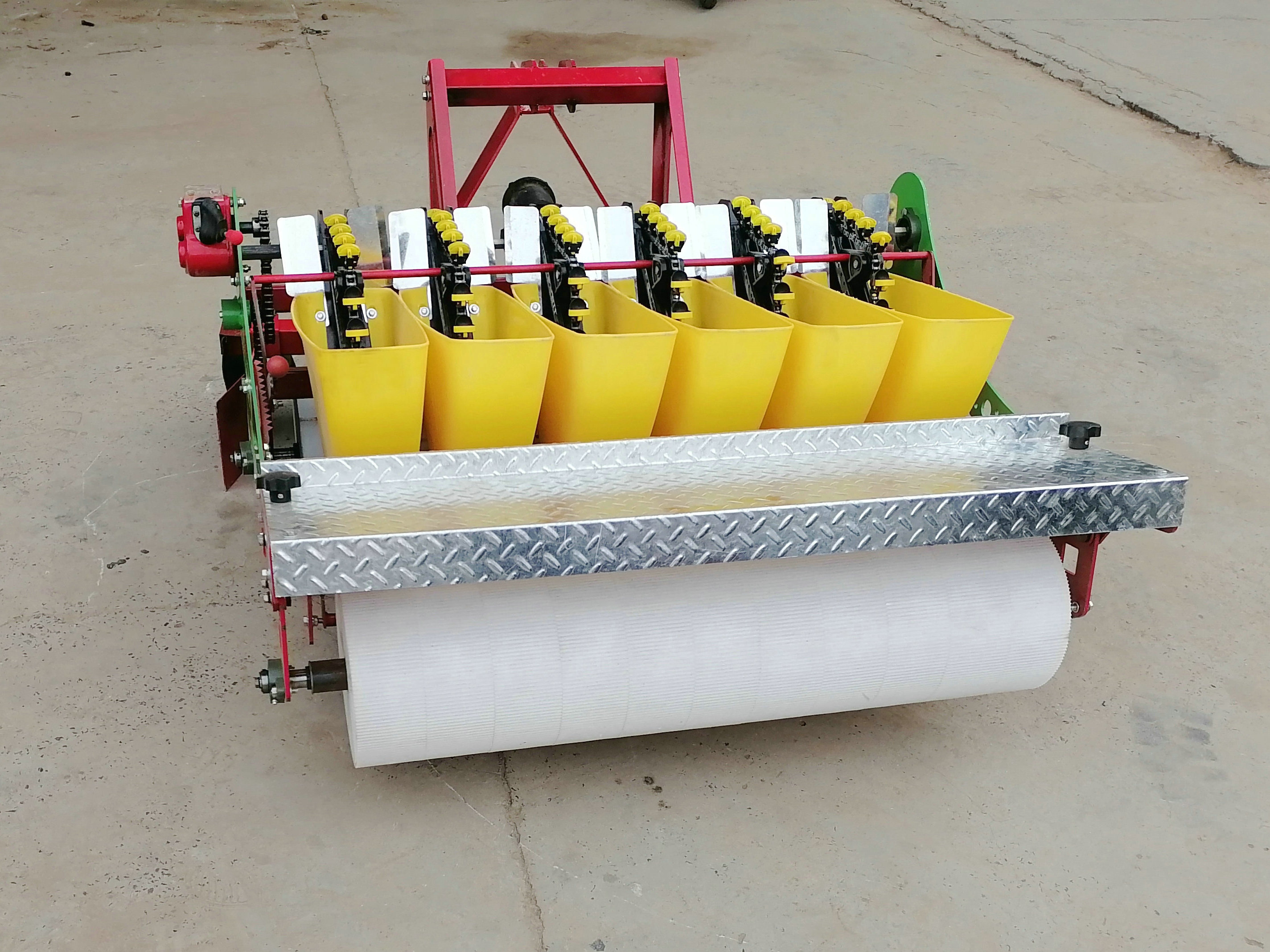 Reversible precision garlic planting machine with adjustable row spacing and plant spacing garlic planting machine