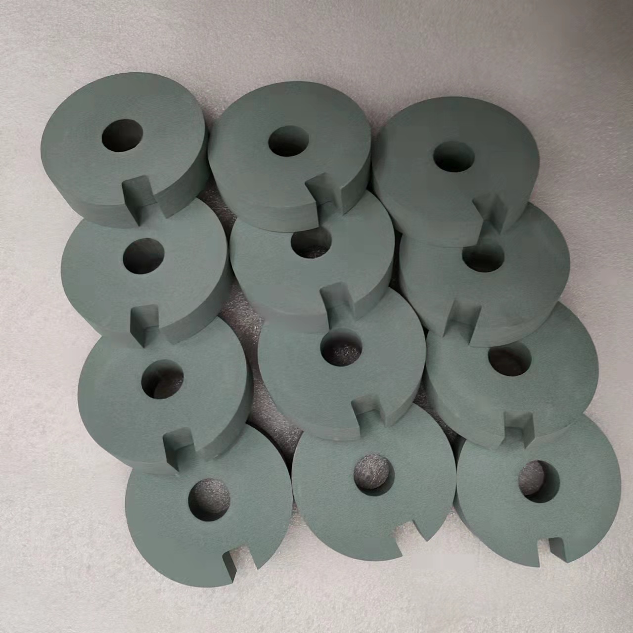 Metal grinding wheel dressing with slotted grinding wheels, cutting edge grinding discs, special tools for grinding fine-grained formed wheels