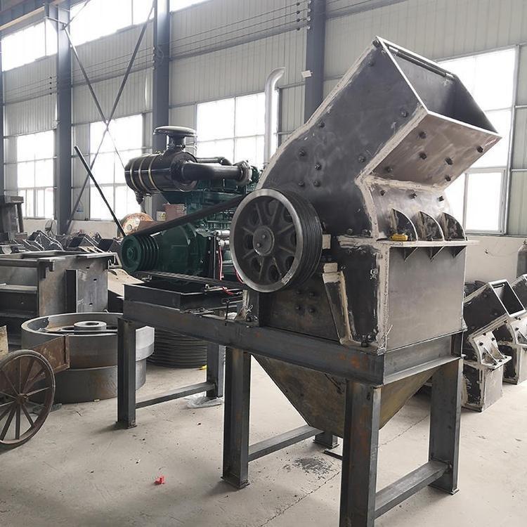 Mobile hammer crusher Small hammer crusher Construction waste Small hammer crusher Guangxin Machinery