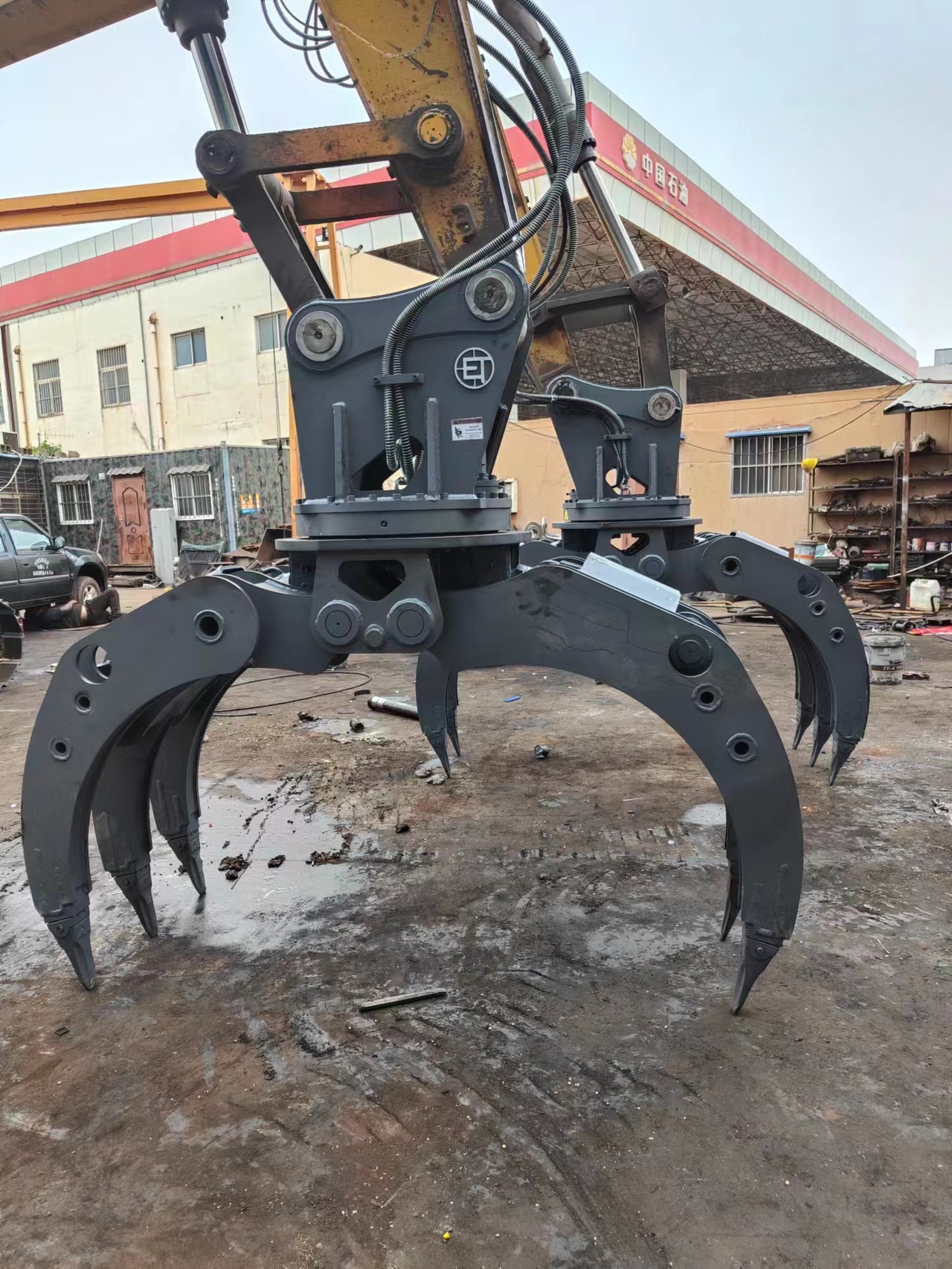 Customization of steel grabbing machines by physical manufacturers of wood grabbing tools