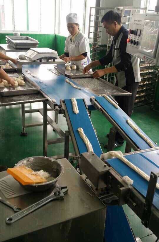 Hand shredded red bean brown sugar Mantou production line knife cutting Mantou machine steamed bun Mantou combination machine Steamed rolls production equipment