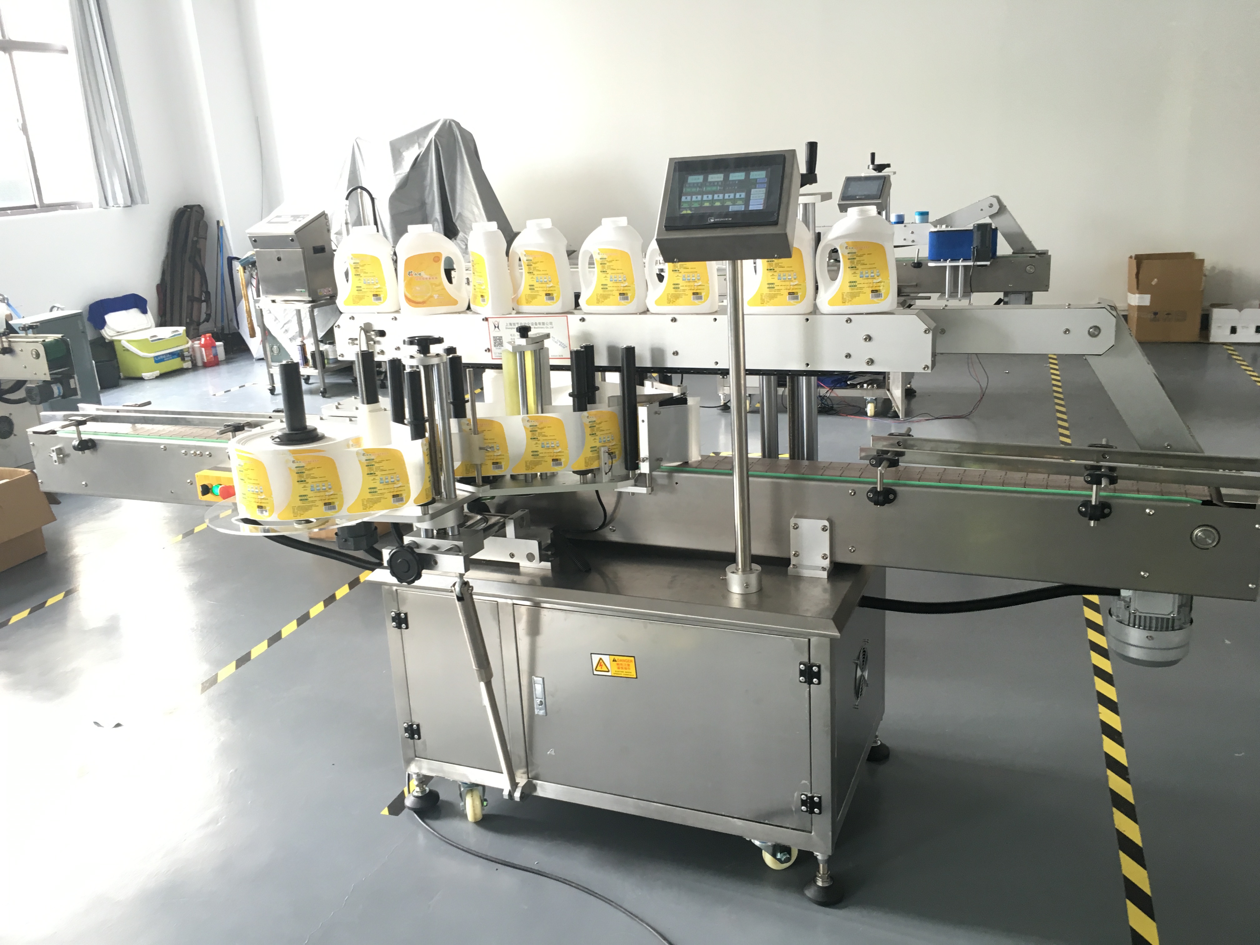 Double sided labeling machine, fully automatic shampoo labeling, glass bottle, single and double sided self-adhesive labeling machine