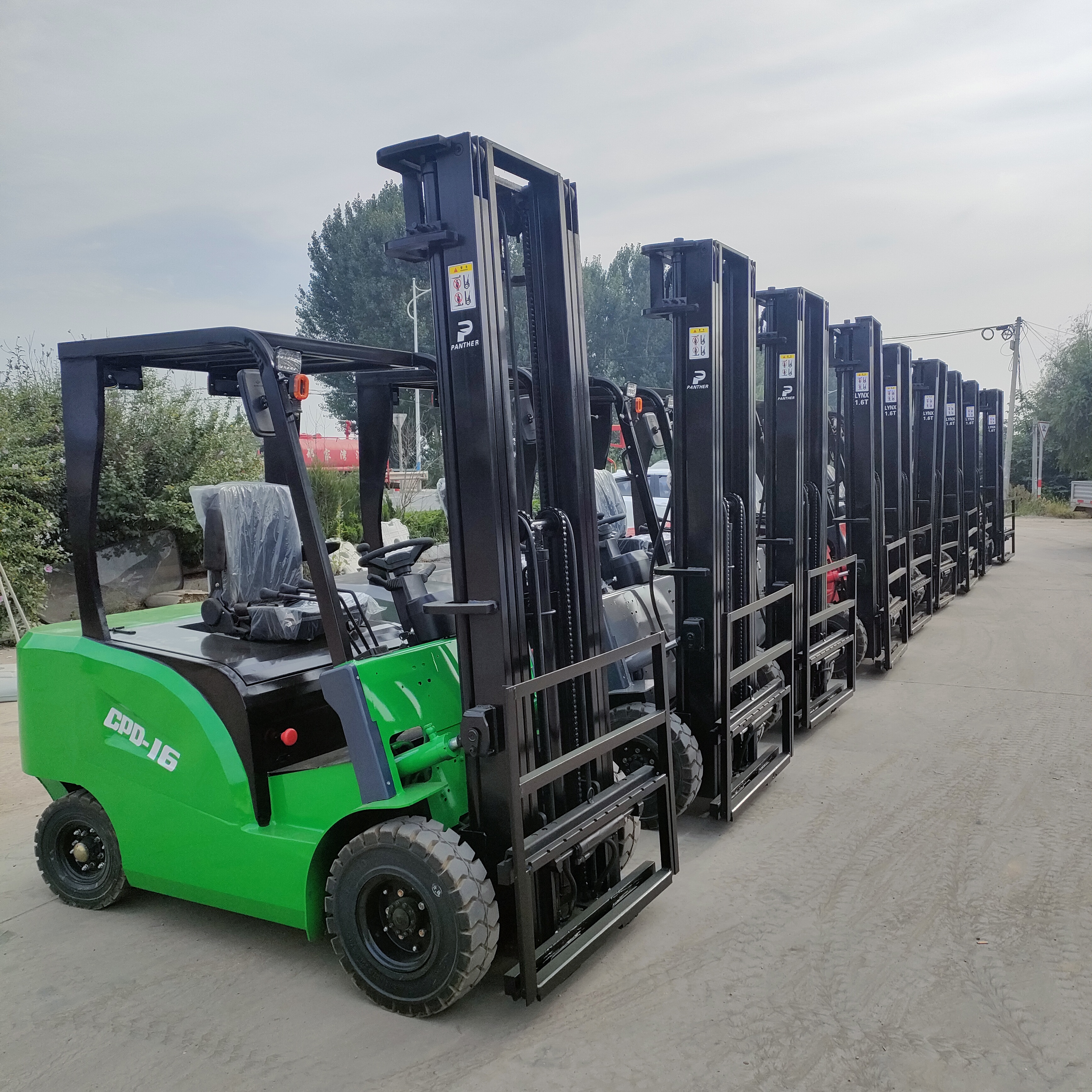 Car mounted environmentally friendly electric forklift 2.5 ton electric forklift multifunctional hydraulic transport vehicle Chuli