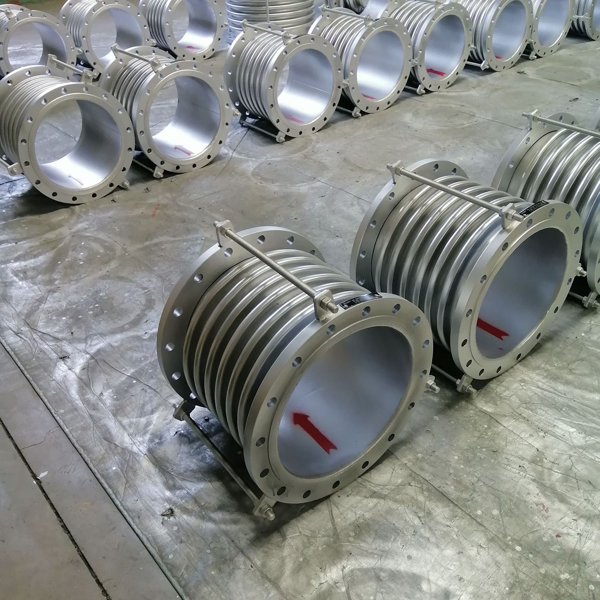 Customized welded corrugated compensator for corrosion-resistant expansion joints of pipes directly supplied by manufacturers