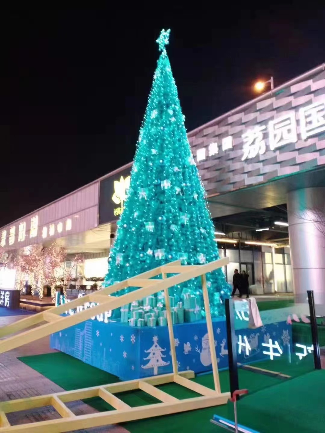 Large frame Christmas tree shopping mall, square display window, beautiful display, outdoor Christmas metal art, and customized design of luminescent trees