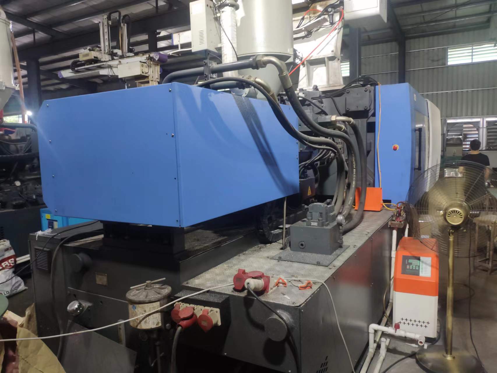 The second-hand Haitian servo 530 ton injection molding machine factory is in good condition during production