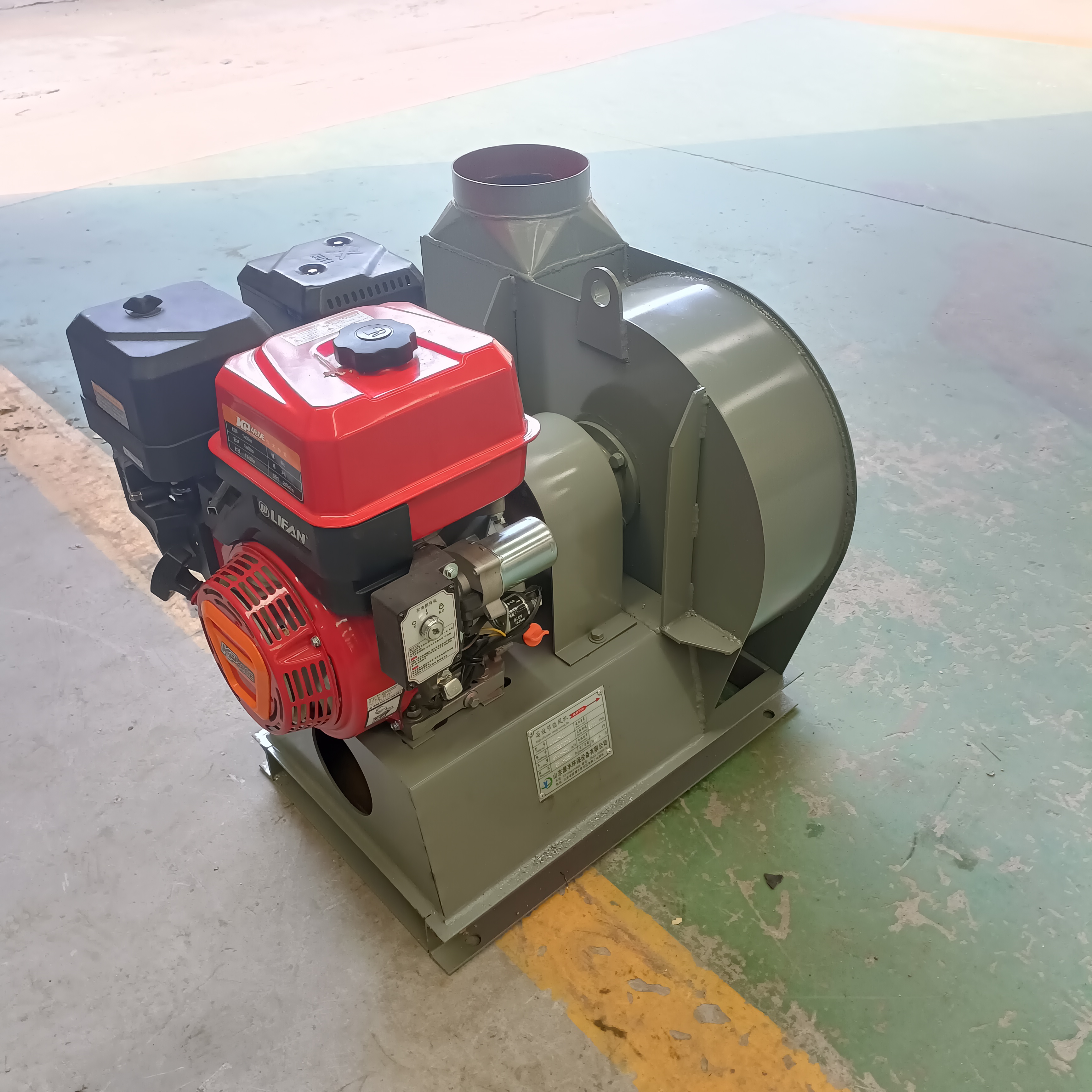 Engine with animal feed fan for road surface use, road sweeping vehicle, supporting fan, environmental sanitation vehicle, vacuum cleaner