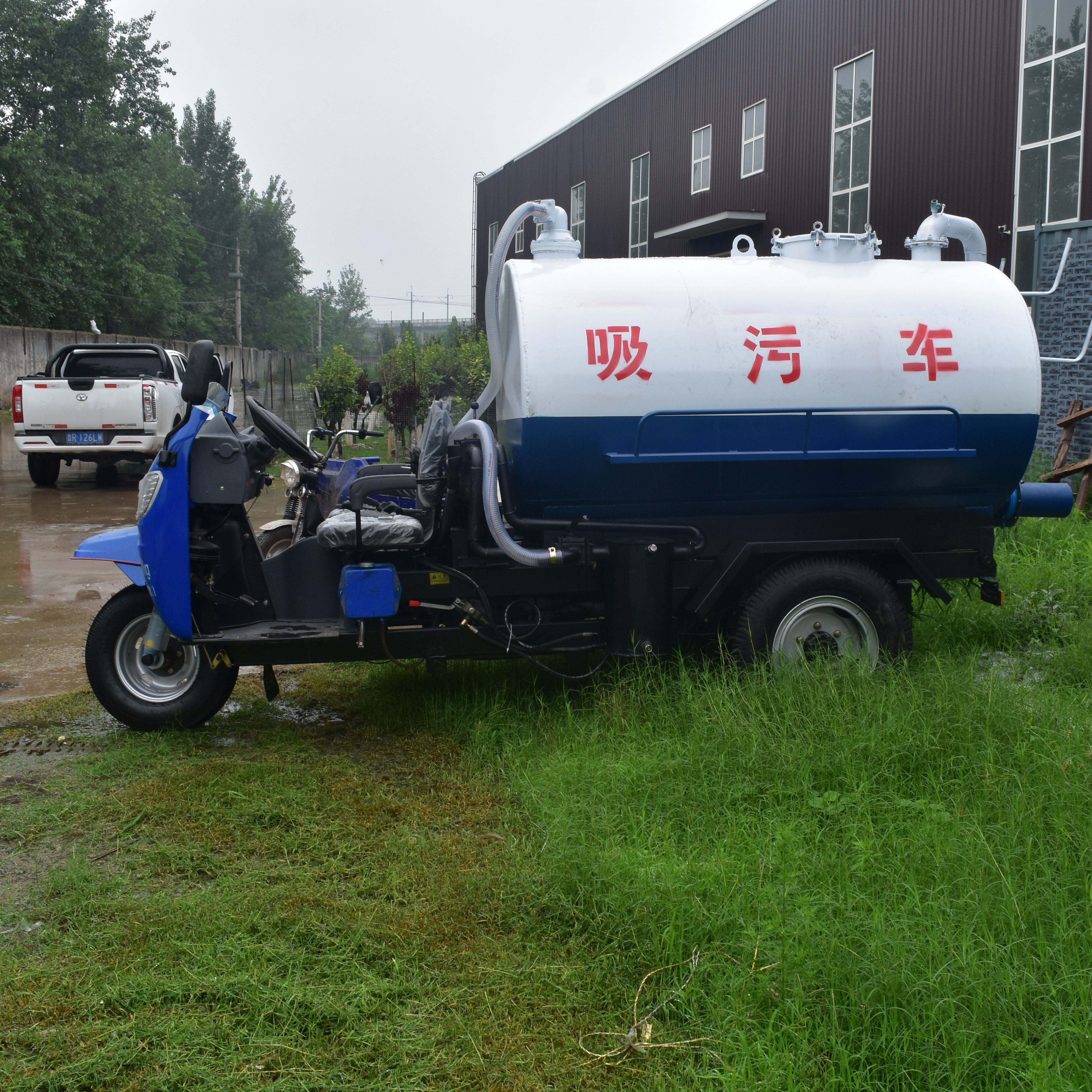 Agricultural three wheeled manure truck Township sanitation manure truck Thickened steel tank body Zeyu sanitation