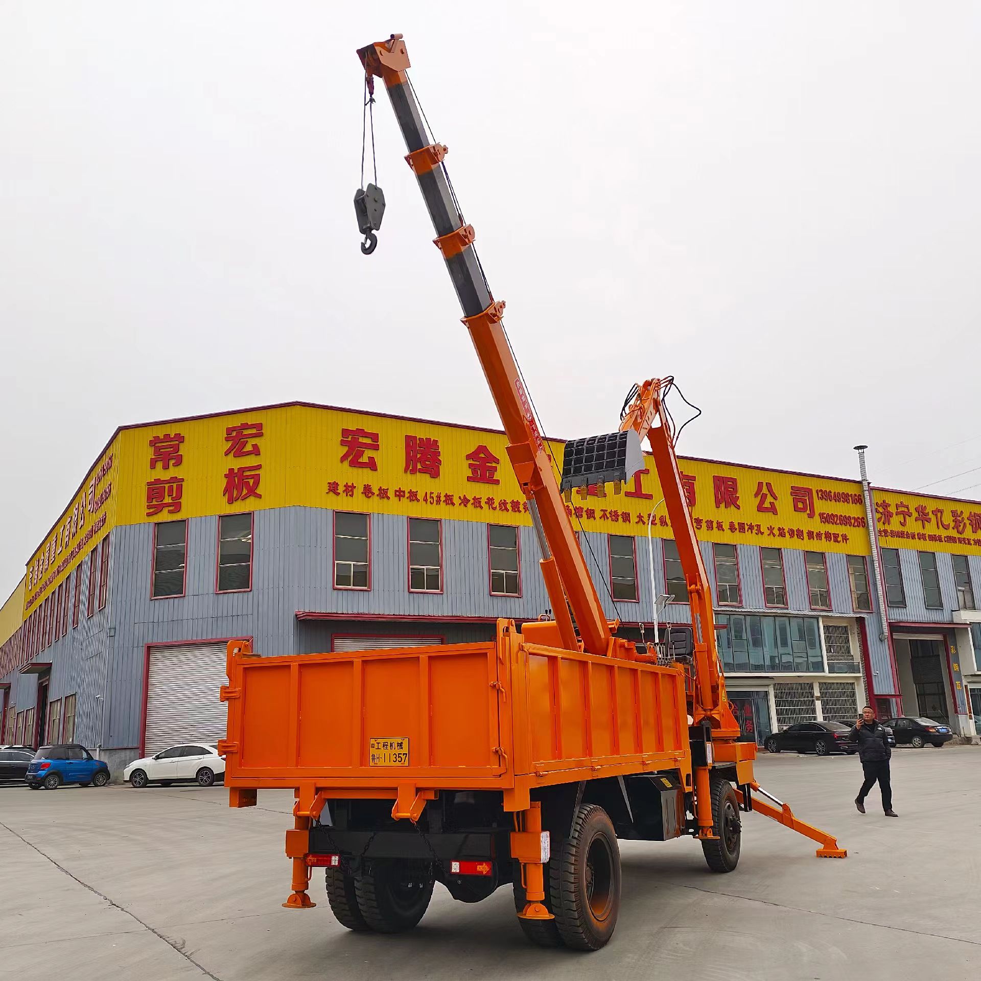 Hanging and digging all-in-one machine, unlike wheeled agricultural four-wheel drive, can be used for hanging, digging, grabbing, and moving trees in gardens. The crane is used for burials and funerals