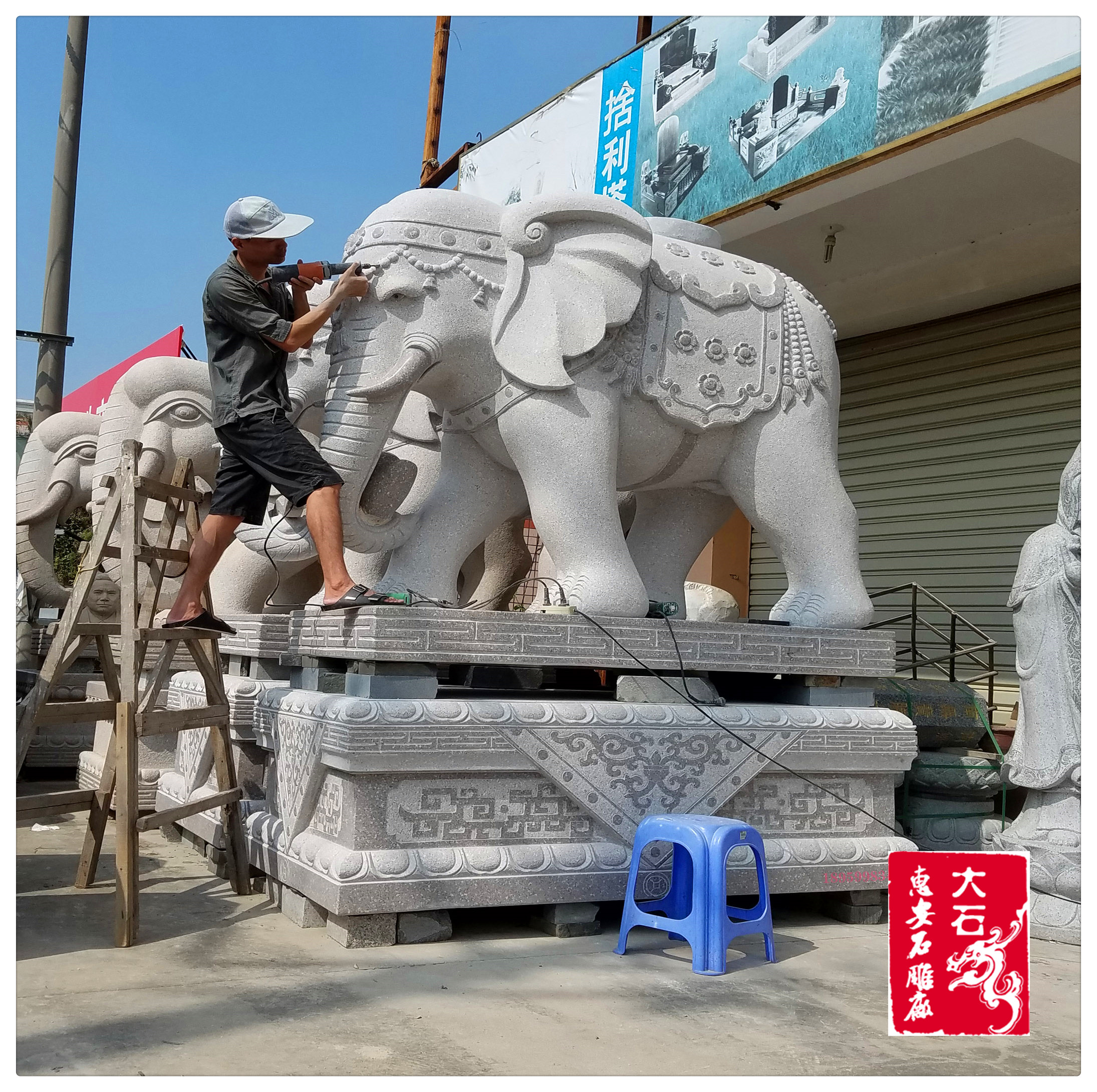 Garden decoration, stone carving, animal placement, blue stone, elephant-shaped, beautiful appearance, free installation at doorstep