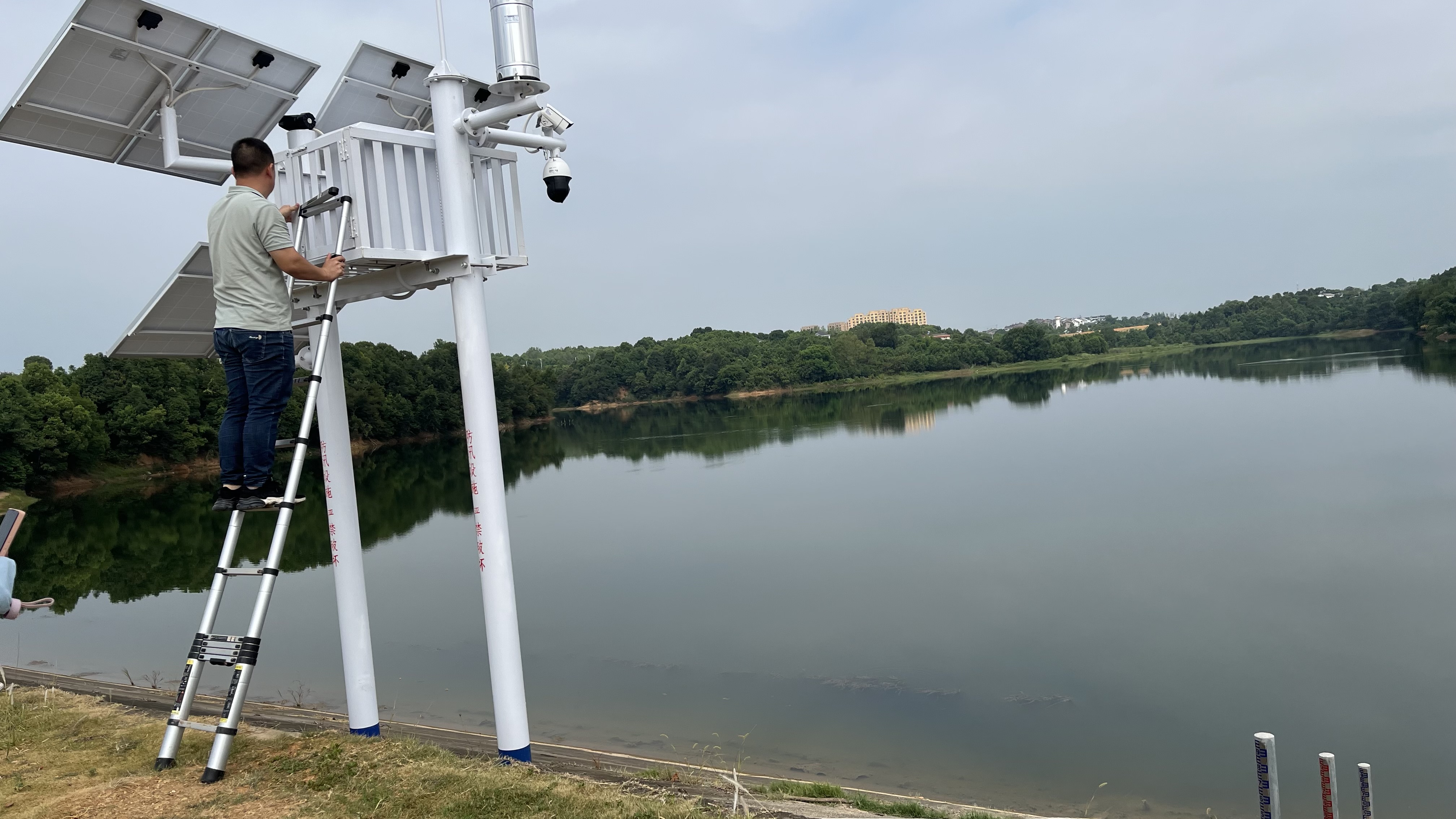 Water level measurement of Hehu Reservoir with bubble type water level gauge, self-developed, precise, stable, and long service life