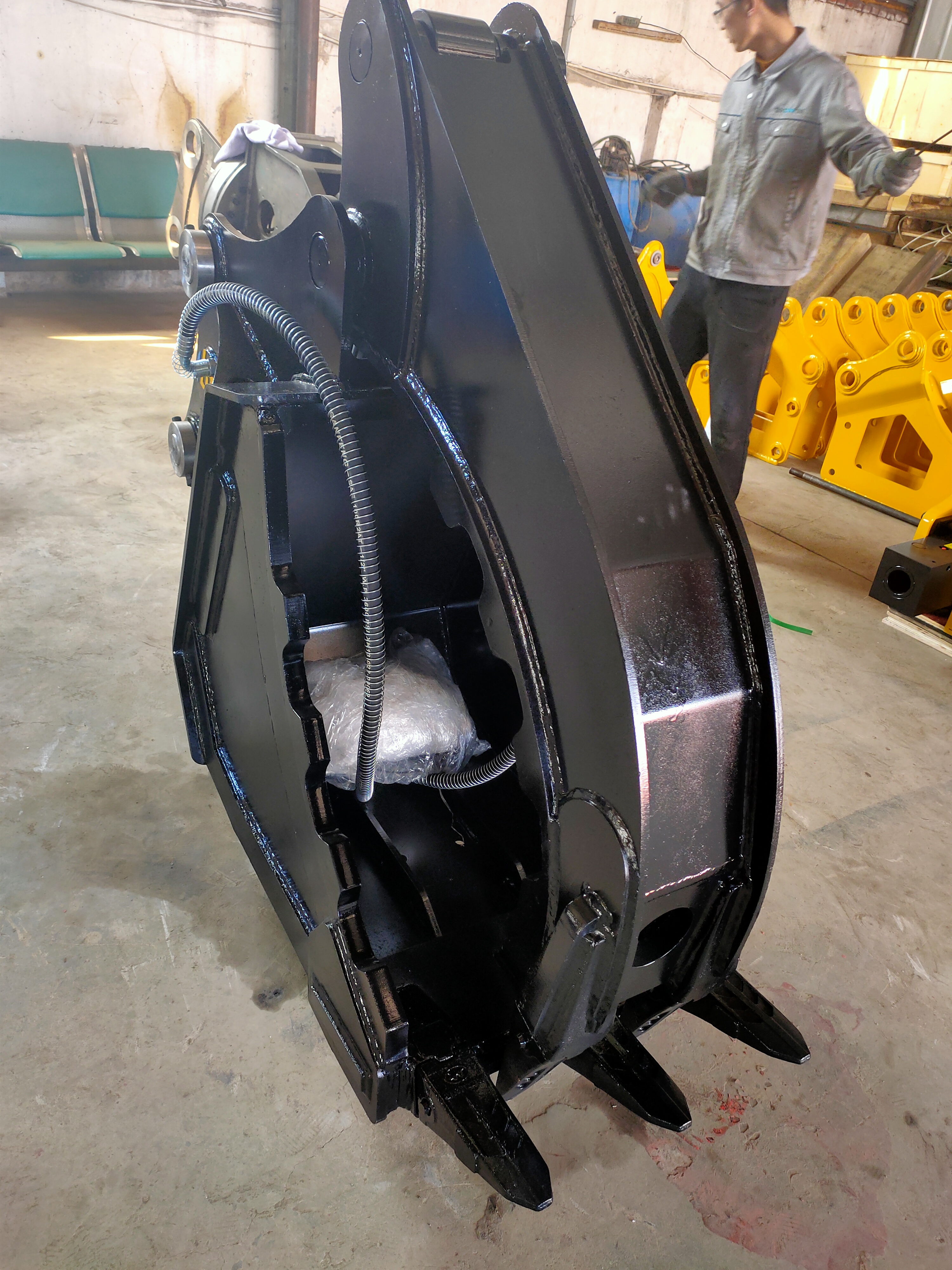 Yite Bucket Clamping Excavator Equipped to Realize One Machine with Multiple Functions for Road Repair and Grasping Materials as a Good Assistant