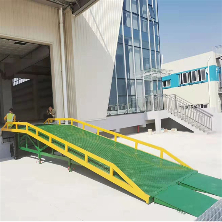 Weilin Qinli Mobile Unloading Platform 10 ton Boarding Bridge Customized Manual Hydraulic Loading and Unloading Platform