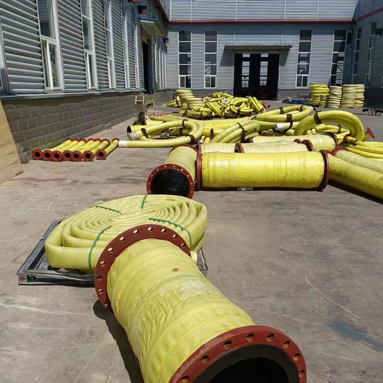 Jiguan composite bend pipe with ceramic lining and wear-resistant composite pipe for conveying sewage, mud, and steam rubber hose