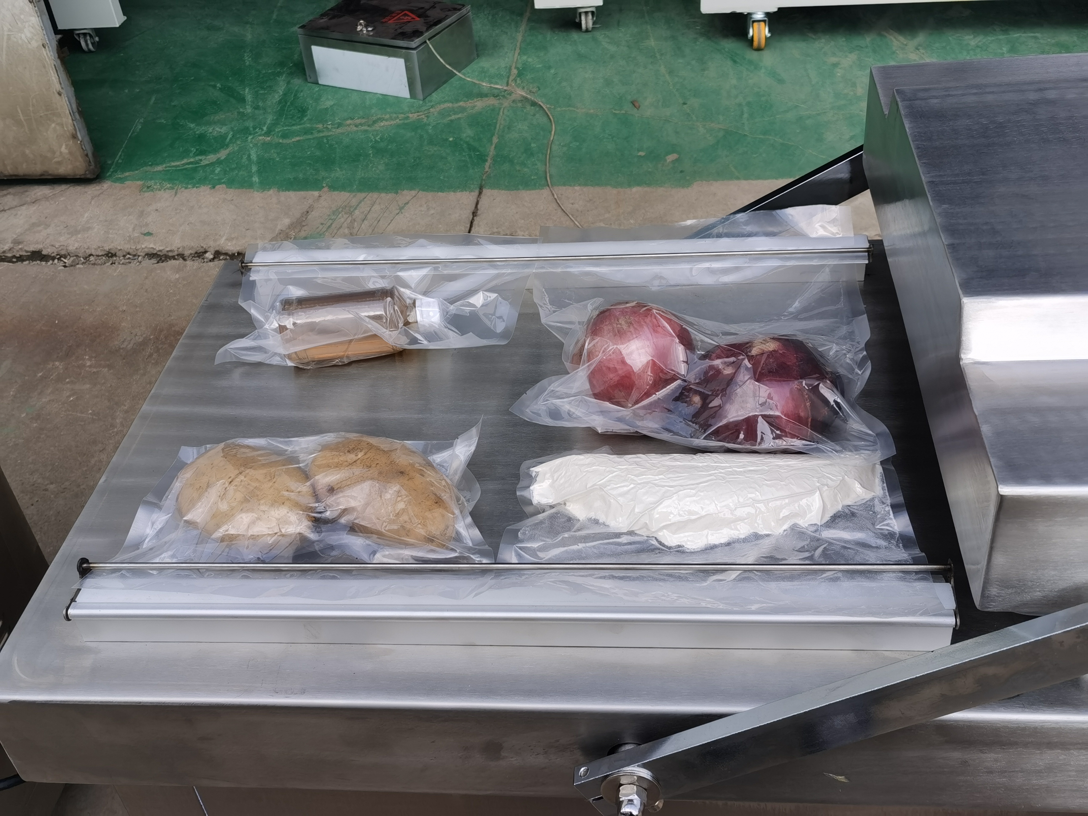 The double chamber Vacuum packing machine with high efficiency of alternate use of double stations is suitable for factory assembly line operation