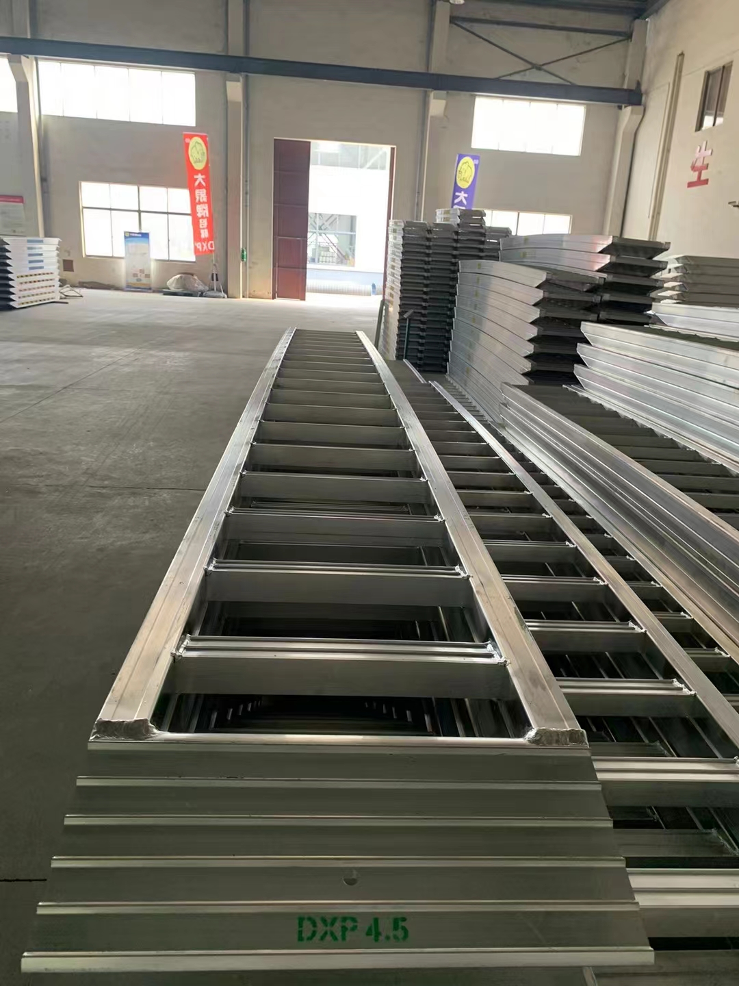 Elephant manufacturer aluminum alloy ladder loading Longgong forklift ladder shipment in Northwest China