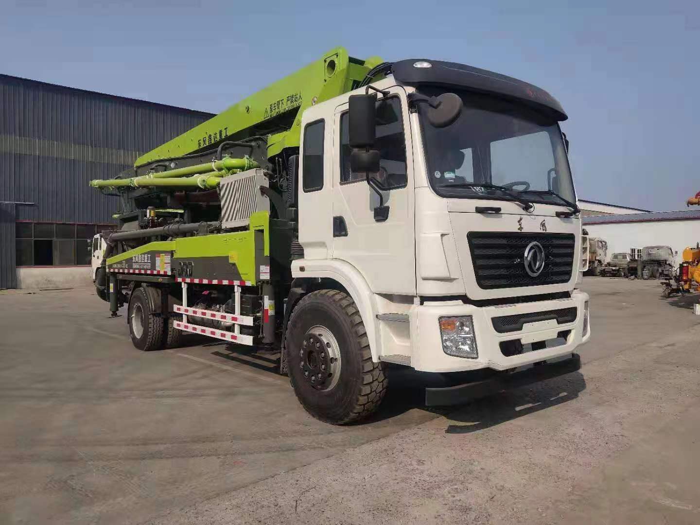 Dongfeng Xinda Single Bridge 33 meter Mixing Integrated Pump Truck Hydraulic Lift Hopper First Payment of 100000 yuan for Picking Up