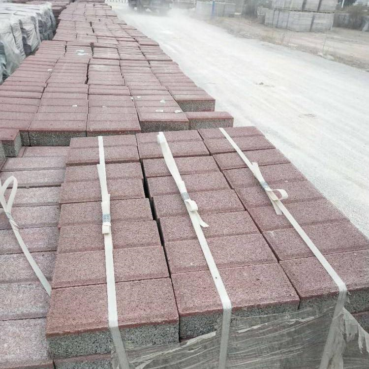 Guangxin sidewalk brick manufacturer provides sidewalk bread bricks that are durable, fast in transportation, high in pressure resistance, and good in wear resistance