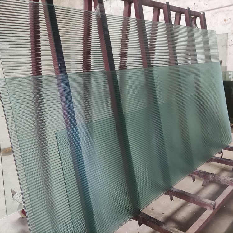 Wholesale customized 5mm 10mm ultra white rainbow/corrugated glass/striped decorative glass 2100 * 3300 original pieces