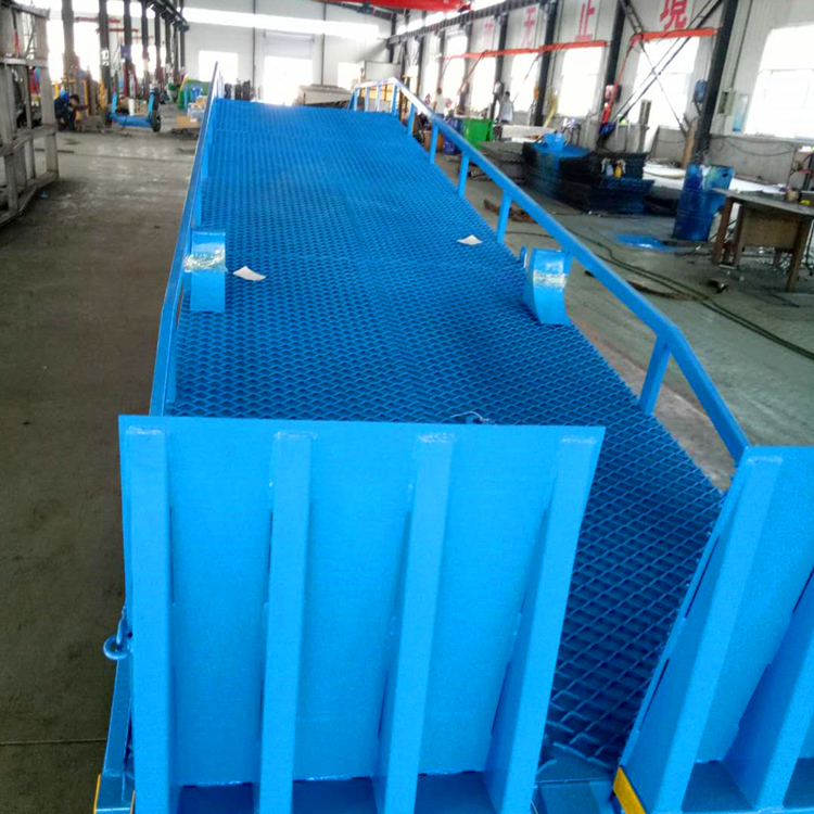 Large tonnage mobile boarding bridge unloading Vertical-lift bridge fork lift truck loading and unloading aisle