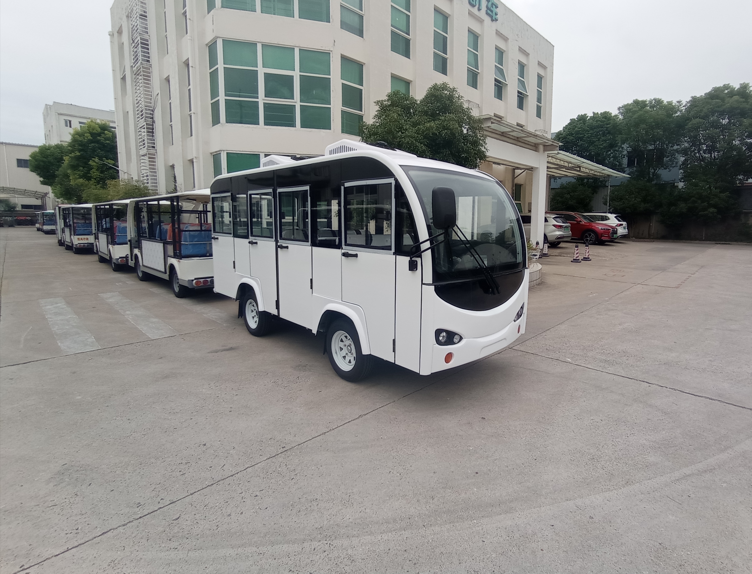 11 seat semi glass door sightseeing car Likai fully enclosed electric sightseeing car aluminum alloy doors and windows battery Tour bus service