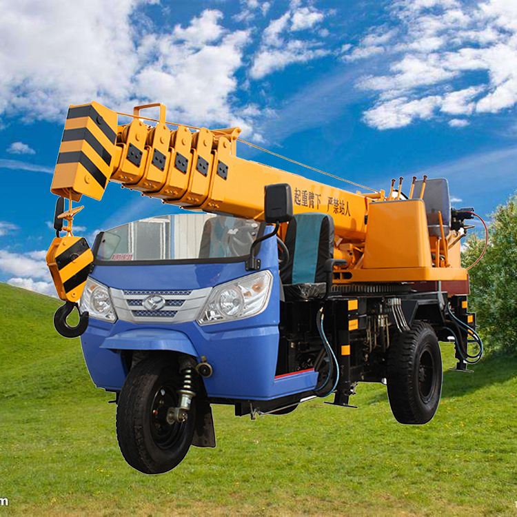 5-ton small crane with wind, three wheel truck mounted crane, three wheel crane network, red agricultural crane