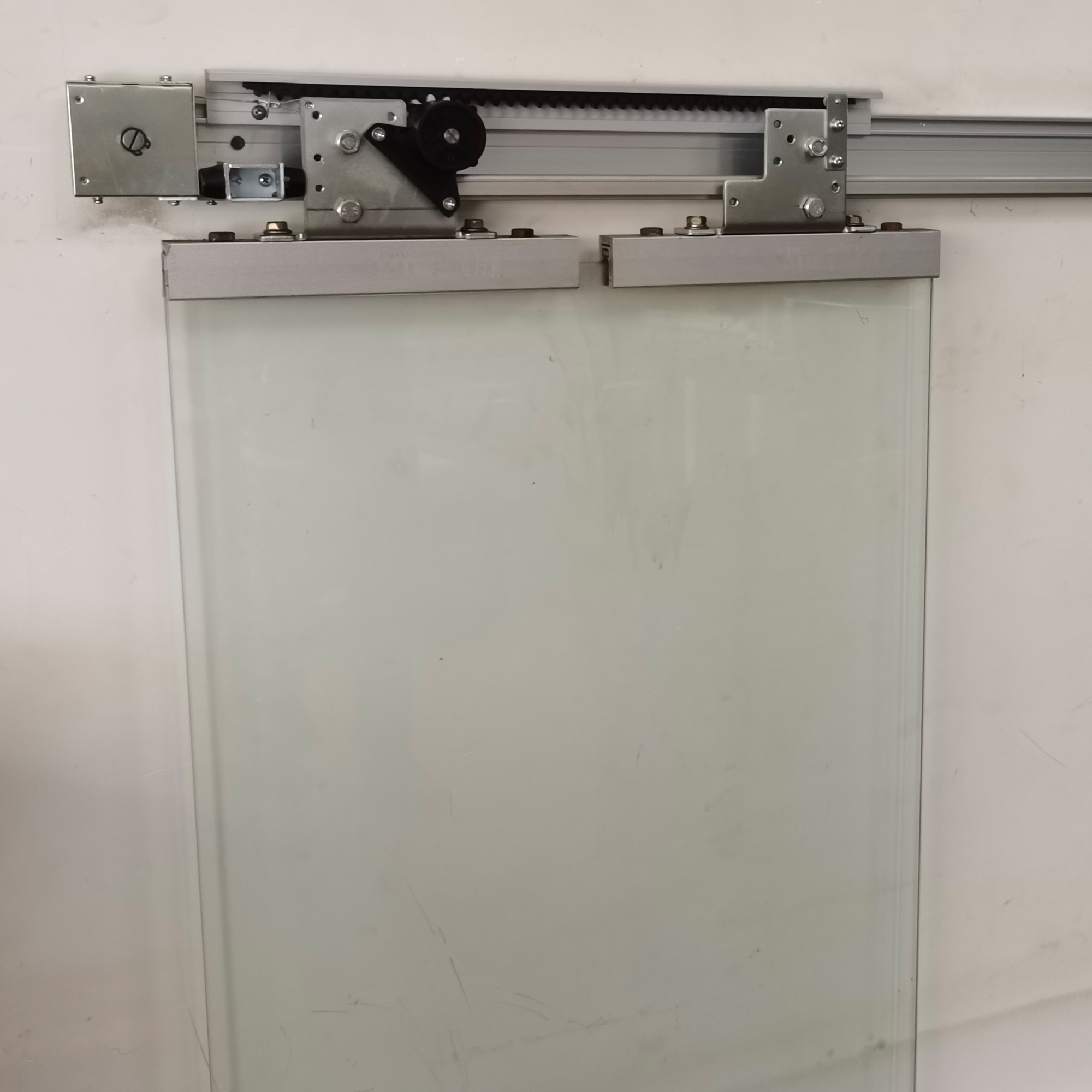 Cold rain semi-automatic door sliding door closer can automatically close the door without power supply, and the door opener can push and pull the door