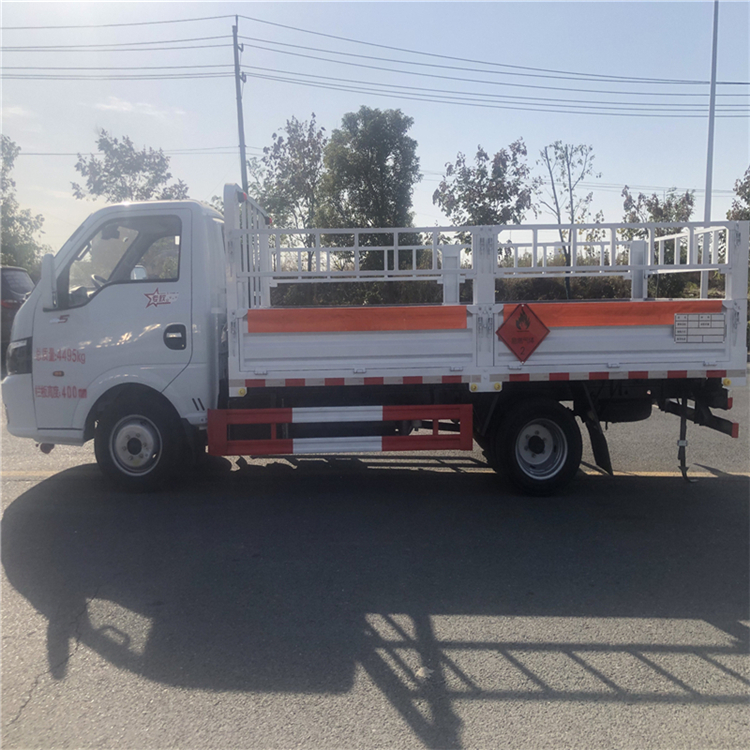 Blue brand light truck Dongfeng Tuyi gas cylinder truck, diesel/gasoline dangerous goods transport vehicle, 3m 3 warehouse railing type dangerous goods truck