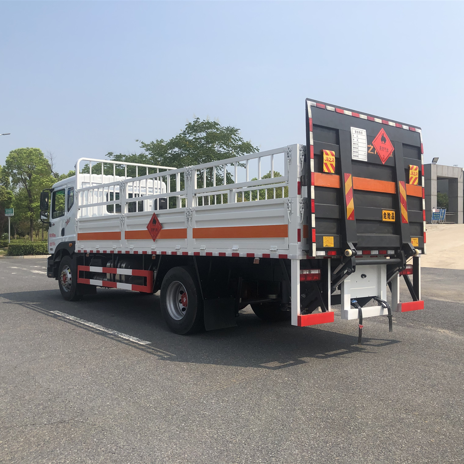 Dongfeng D9 gas cylinder (single bridge) 6-meter-2 high column natural gas gas cylinder dangerous goods transport vehicle