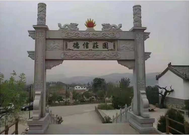 The stone memorial archway is a unique temple with three gates. The stone archway at the entrance of the scenic spot is a landmark of the ancient gatehouse